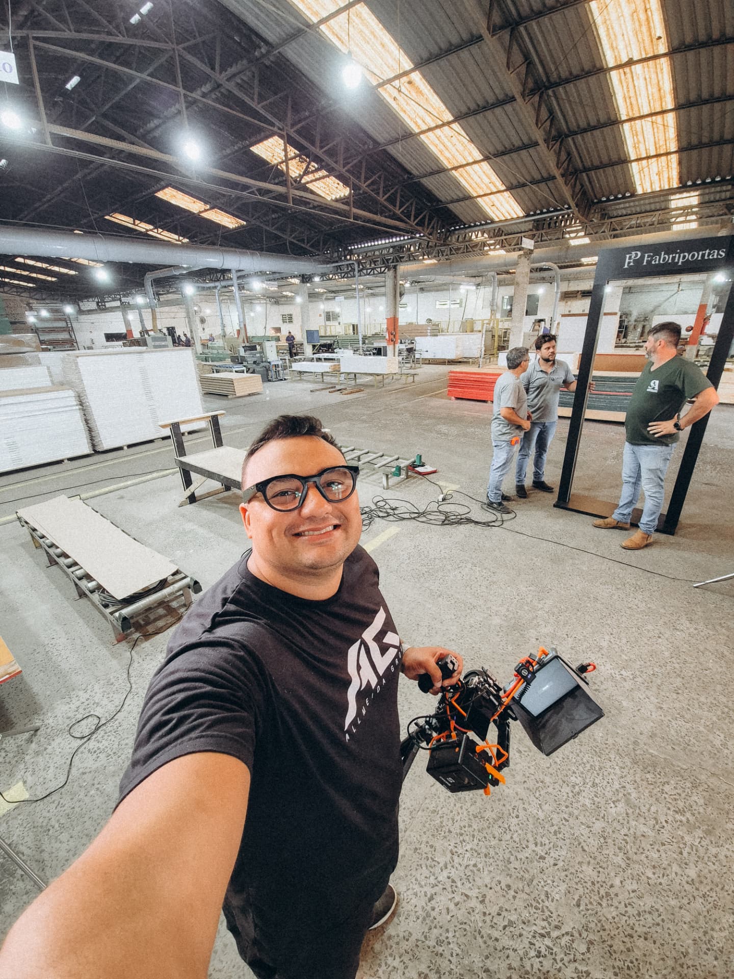 Produção audiovisual na fábrica de portas Fabriportas durante visita estratégica da Allmeida Group