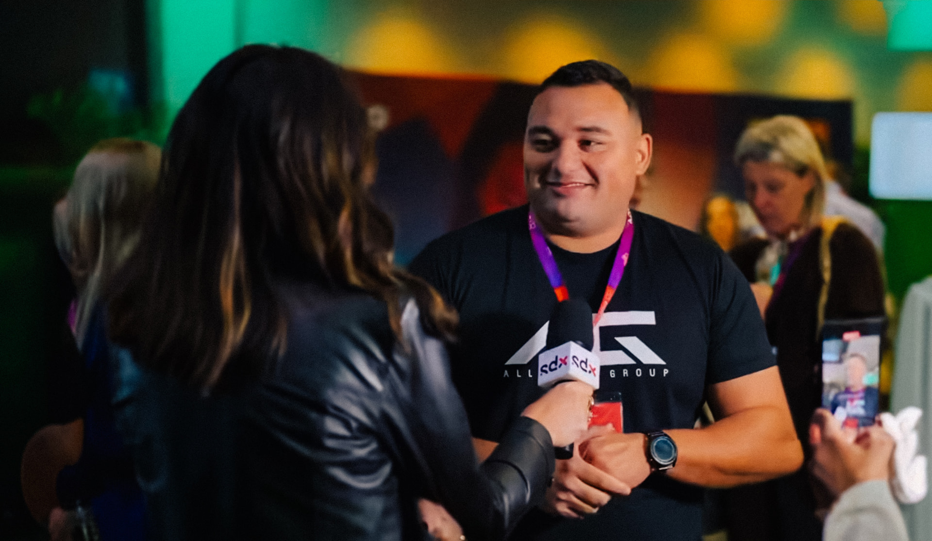 Ângelo Allmeida em entrevista durante evento empresarial representando a Allmeida Group