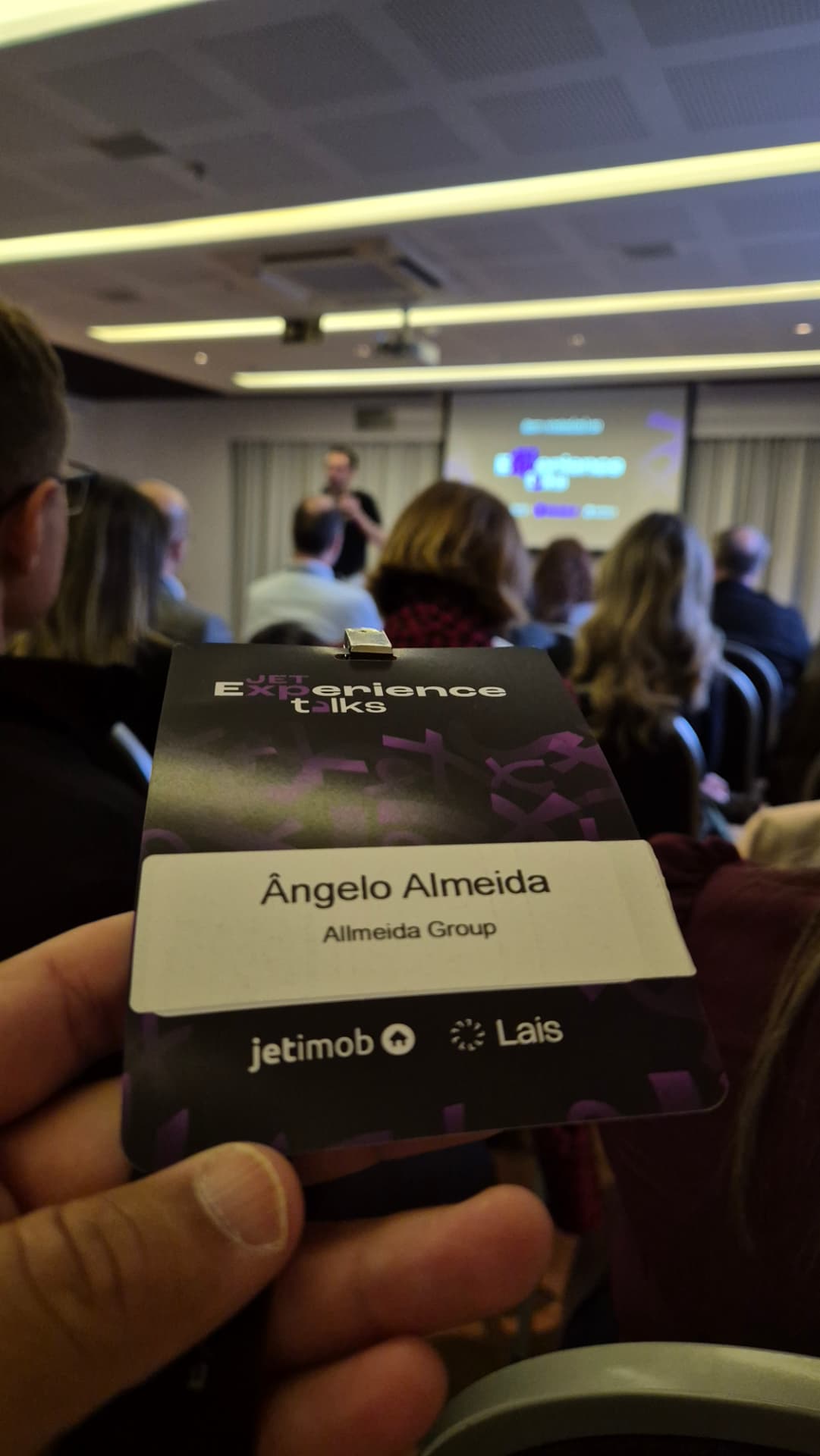 Ângelo Allmeida em palestra sobre vendas, marketing e estratégia empresarial